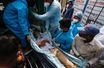 Un malade du covid-19 transporté à l'hôpital, à Bombay, le 23 avril.
