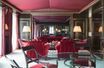 La suite impériale célèbre le style napoléonien : meubles laqués, tentures damassées, antiquités...