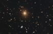 C'est dans la galaxie la plus brillante de l'amas de galaxies Abell 2261, au centre de l'image, qu'aurait dû se trouver un trou noir.