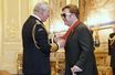 Elton John honoré par le prince Charles à Windsor