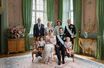 L'une des photos officielles du baptême du prince Julian de Suède, le montrant avec ses parents, ses frères et ses grands-parents