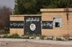 Drapeau de l'organisation terroriste Etat islamique peint sur un mur, en Syrie.