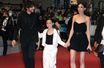 Ben, Alice et Jo Attal, derrière leur maman Charlotte Gainsbourg à Cannes