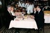 16 juin 1999. Le couple Clinton dine en compagnie de Bernadette et Jacques Chirac.