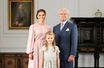 Nouveau portrait du roi Carl XVI Gustaf de Suède et de ses deux héritières les princesses Victoria et Estelle, dévoilé le 7 octobre 2019
