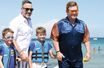 Vacances en famille, à Saint-Tropez, cet été. Elton et son mari, David Furnish, avec leurs fils Elijah, 6 ans, et Zachary, 8 ans.