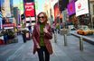 Isabelle Huppert, un air d’Annie Hall… à Times Square.