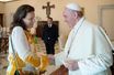 Juliette Binoche a rencontré le pape François et lui a offert de l'artémisia