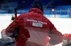 Un entraîneur de para hockey sur glace de l'équipe russe porte une tenue d'«athlète neutre» à Pékin.