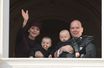 Le prince Albert II et la princesse Charlène de Monaco avec leurs enfants le prince Jacques et la princesse Gabriella, à Monaco le 19 novembre 2015