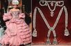 Doutzen Kroes dans la robe de John Galliano inspirée du collier de la Reine (à droite), collection Christian Dior Haute-Couture automne-hiver 2007-2008