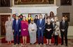 La reine Maxima, le roi Willem-Alexander des Pays-Bas, les princesses Laurentien, Beatrix et Mabel, le prince Constantijn avec les lauréates du prix Prince Claus 2019 à Amsterdam, le 4 décembre 2019