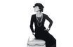 Le style Chanel petite robe noire, collier de perles et attitude conquérante, immortalisé par Man Ray en 1937.