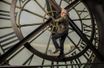 Au 5e étage du musée d’Orsay. L’acteur a vaincu son vertige, mais pas au point de se balancer sur les aiguilles de l’horloge, comme dans la scène du flm muet « Monte là-dessus », avec Harold Lloyd.