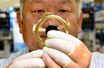 Hiroshi Tsukada manipule un "hand spinner" de NSK, dans l'usine de Fujisawa, au Japon.