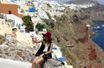 Une touriste prend un selfie à Santorini, en Grèce.