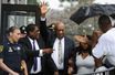 Bill Cosby salue la foule après l'annonce de l'annulation de son procès.