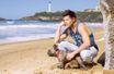 Même en vacances, Vincent soigne ses fans. Ici, Faustine, un bouledogue français venu s'incruster pendant la séance photo sur la plage de Biarritz.