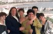 Des membres du jury du festival de Cannes, le président du jury Gérard Depardieu (2èG), la comédienne américaine Jamie Lee Curtis et le réalisateur Pedro Almodovar (C) posent pour la presse, le 7 mai 1992 à Cannes, avant l'ouverture officielle du festival de Cannes.