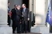 François Hollande, Bernard Cazeneuve et, derrière eux, le ministre de l'Intérieur Matthias Fekl, vendredi matin à l'Elysée.