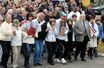 Samedi, plusieurs centaines d'habitants d'Istres se sont réunis pour une marche blanche afin de rendre hommage aux trois hommes qui ont été tués dans la rue jeudi. Proches, voisins et élus portaient une rose blanche.