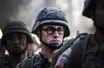 Joseph Gordon-Levitt dans l'uniforme de l'armée américaine pour interpréter Edward Snowden dans le prochain film d'Olivier Stone.