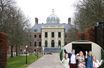 Le palais Huis ten Bosch rénové, à La Haye le 10 janvier 2019. En vignette, le roi Willem-Alexander des Pays-Bas, la reine Maxima et leurs filles à Wassenaar le 13 juillet 2018