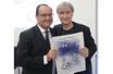 François Hollande et Plantu qui présente son dessin : "S’il ne porte pas atteinte à la dignité humaine, un dessinateur peut tout dessiner. Mais son dessin doit être intelligible pour être compris."