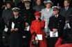 La reine Elizabeth II entourée des princes Charles et Philip, lors du désarmement du Britannia à Portsmouth, le 11 décembre 1997