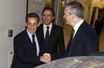 Nicolas Sarkozy serre la main de Bruno Le Maire devant le siège de l'UMP, à Paris, lundi.