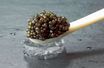 Le caviar se déguste nature, sans rien, frais, avec une cuillère en nacre et un verre de vodka glacé.