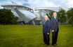 Frank Gehry, un des plus grands architectes de son temps, et Bernard Arnault,  P-DG de LVMH, devant leur joyau qui ouvrira le 27 octobre.