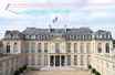 Palais de l’Elysée, 10 h 30.  Laurent Blevennec,  photographe de la présidence, saisit le passage de la Patrouille de France.