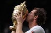 Andy Murray embrasse le trophée de Wimbledon
