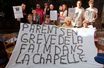 Les parents en grève de la faim illimitée dans la chapelle de l'hôpital Raymond Poincaré à Garches. Ils protestent contre la fermeture de l'unité d'oncologie pédiatrique du Dr Nicole Delépine.