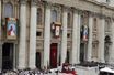 Place Saint-Pierre à Rome, dimanche 27 avril en fi n de matinée. Aux acclamations de la foule et au son des cloches, la messe de canonisation s’achève sous les portraits de Jean-Paul II et Jean XXIII, « deux hommes courageux », a déclaré le pape François durant son homélie.