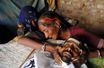 Une femme pleure un homme victime de l'alcool frelaté de Tando Muhammad Khan, une ville située dans le sud du Pakistan.