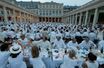 Les chics dîneurs attablés au Palais Royal - 27e "Dîner en blanc" de Paris