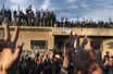 <br />
Le 8 novembre dans un village de la région agricole de Jabal El-Zaouia, une cinquantaine de soldats de l’ALS font une démonstration de force, brandissant leurs armes et le drapeau syrien. « Le peuple veut la chute du régime ! » hurlent les villageois.