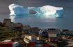 <br />
Un iceberg dérive devant la ville de Kulusuk au Groenland. Cette région du monde sert aux scientifiques de repère pour mesurer les effets sur le climat.