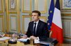 Emmanuel Macron dans son bureau à l'Elysée le 24 février.