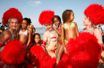 Dimanche matin. Quelques heures avant le défilé, sur la plage de Copacabana, les danseuses font connaissance avec les petites pousses brésiliennes, qui, dès leur plus jeune âge, dansent la samba comme de véritables pros.