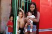 Marielle avec son fils Israël, 2 mois, près de ses deux neveux. Elle vit avec sa mère et sa soeur dans un quartier populaire de Cayenne.