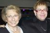 Elton John aux côtés de sa mère en 2002.