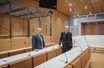 Robert Badinter, 89 ans (à dr.), et Jean-Michel Hayat, 62 ans,  dans la salle des « grands procès » : deux box peuvent y accueillir trente prévenus.