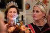 La reine Sonja et la princesse Mette-Marit de Norvège, parées de diadèmes, à Oslo le 25 octobre 2018