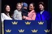 La reine Silvia de Suède, les princesses Victoria, Estelle et Sophie, née Hellqvist, et le prince Oscar à Stockholm, le 30 avril 2017