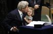John Kerry signe l'accord de Paris avec sa petite-fille
