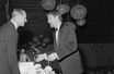 Le prince Philip remet un BAFTA à Peter O'Toole à Londres, le 8 mai 1963