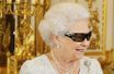 <br />
Elizabeth II  regardant son discours de noël en 3D